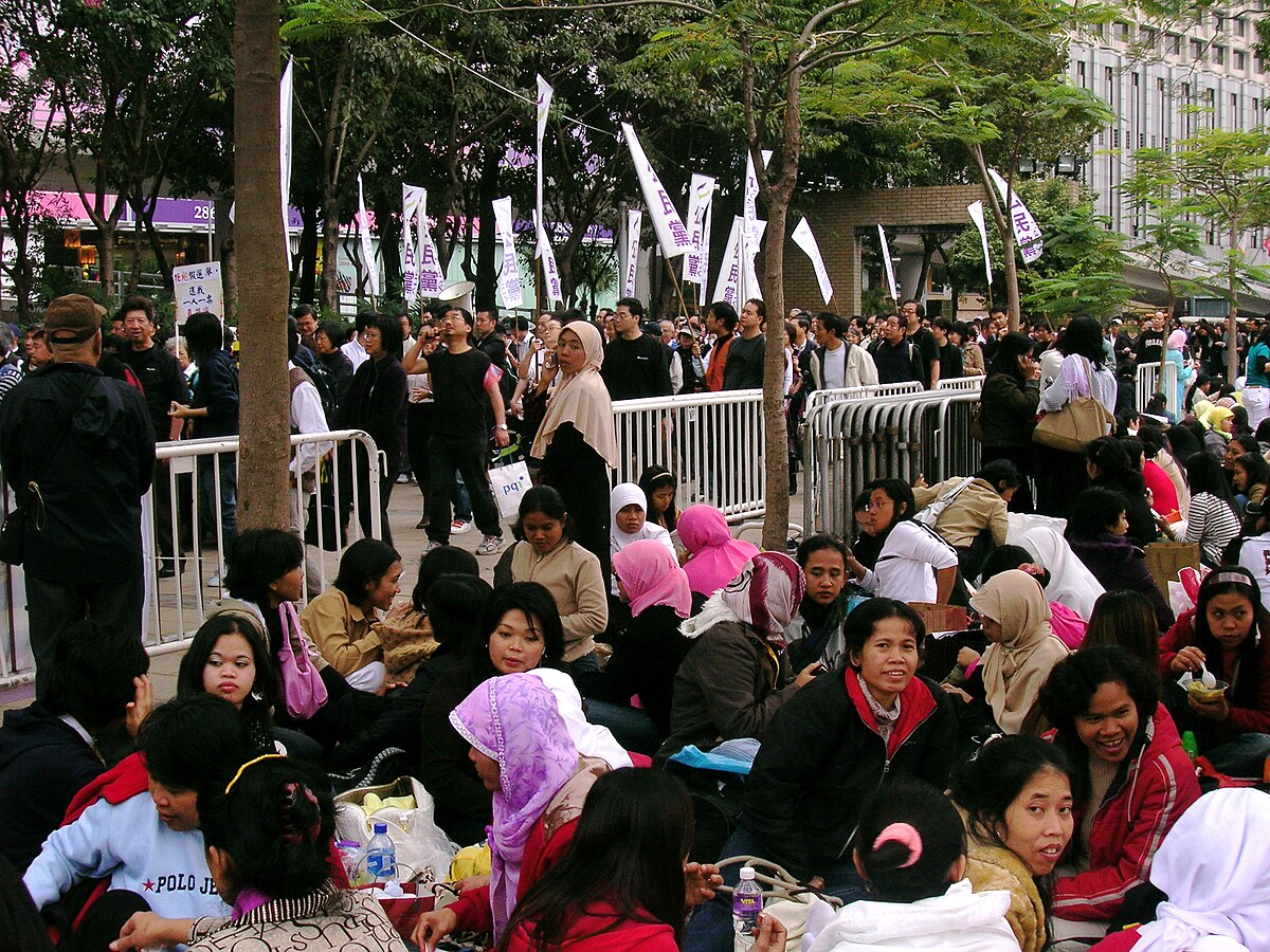 Indonesian_maids_in_hong_kong_park Migrant Workers
